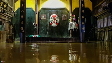 Cơn bão lịch sử tại phố cổ Hội An khiến người dân trắng đêm chống lũ