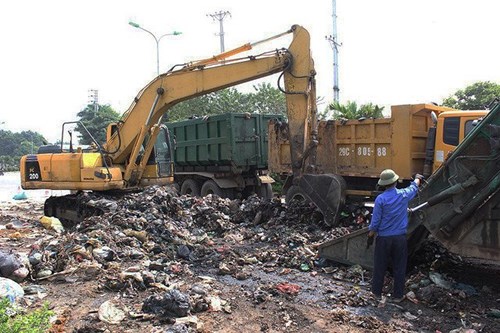 Xe cẩu dọn 'núi rác' ở Hà Nội sau 4 tháng ứ đọng