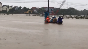 Lũ đạt đỉnh, Hội An kêu gọi người dân vùng ngập sâu di dời khẩn cấp