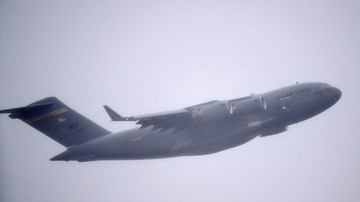 Siêu vận tải C-17 đưa chuyên cơ của Tổng thống Trump đáp xuống Đà Nẵng