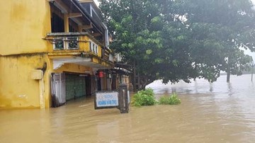 Người dân Hội An chưa thể về nhà do ngập lụt