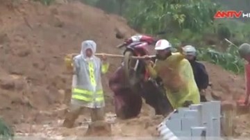 Công an hò nhau gánh xe, cõng dân thoát điểm sạt lở ở Quảng Ngãi