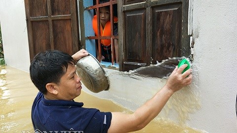 Người dân vùng lũ Quảng Nam chèo thuyền ngay... trong nhà