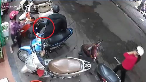 Cặp đôi dàn cảnh che chắn, cạy cốp xe ăn trộm trước cửa hàng