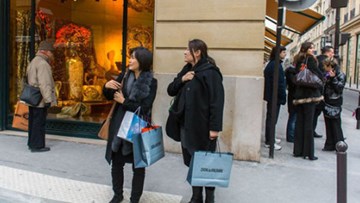 Một đoàn khách hơn 40 người bị cướp bằng hơi cay tại Paris