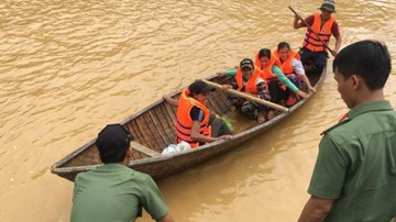 Cận cảnh vượt lũ cứu 15 phụ nữ mắc kẹt do thủy điện xả lũ
