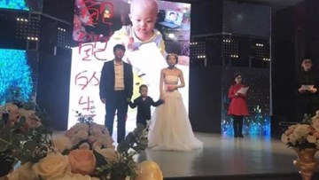 Bé 4 tuổi làm đám cưới với mẹ ruột và câu chuyện khiến triệu người xúc động