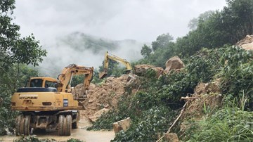 Dầm mưa, bạt núi lở nối mạch giao thông trong lũ