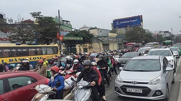 Lộn xộn trước cổng các bến xe ở Hà Nội