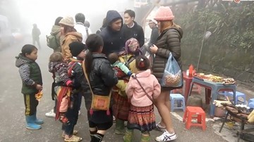 Chiêu thức ép khách du lịch mua hàng của trẻ em Sapa