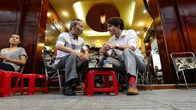 Thủ tướng Canada thưởng thức cà phê sữa vỉa hè Sài Gòn