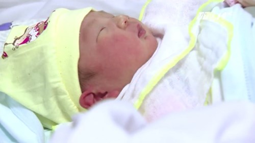Bà bầu 42 tuổi phải nằm bất động trên giường 9 tháng để giữ con