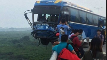 Hiện trường vụ xe khách 'vắt vẻo' trên cầu Thanh Trì sau va chạm