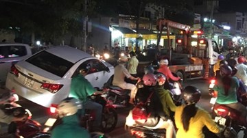 Xế hộp mất lái leo dải phân cách, giao thông ùn ứ nhiều giờ