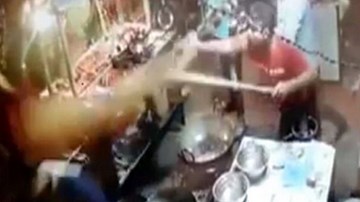 Chủ tiệm ăn hất thẳng dầu sôi vào khách hàng phàn nàn