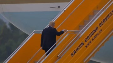 Tổng thống Trump lên chuyên cơ rời Đà Nẵng tới Hà Nội
