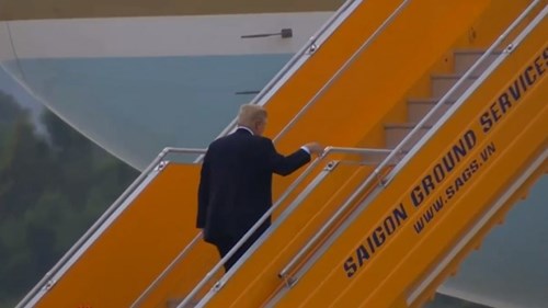 Tổng thống Trump lên chuyên cơ rời Đà Nẵng tới Hà Nội