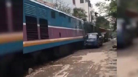 Xe tải đỗ sát đường ray bị tàu hỏa đâm biến dạng