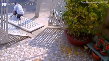Chưa kịp đột nhập, trộm bị cổng đè gãy chân