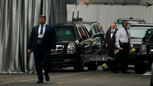 Mật vụ Mỹ lau 'Quái thú' bóng loáng chở Tổng thống Donald Trump