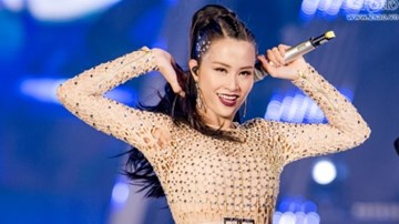 Đông Nhi nhảy sung, gặp sự cố trang phục mà không hay