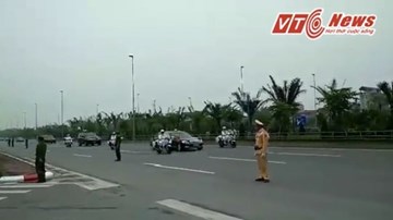 Đoàn xe chở ông Tập Cận Bình lăn bánh về trung tâm Hà Nội