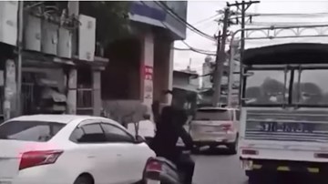 Lại xảy ra vụ thanh niên cầm mã tấu chém gương ô tô