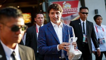 Thủ tướng Canada “gây bão” khi mua gà rán ở Philippines