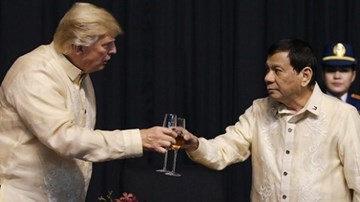 Tổng thống Philippines hát theo đề nghị của ông Trump