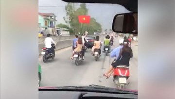 Nhóm thanh niên đầu trần dàn trận đón dâu trên QL1A, gây bức xúc