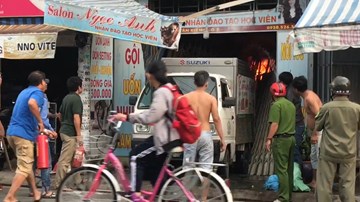 Xe tải tông sập cửa cứu căn nhà rực lửa ở Sài Gòn