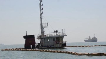 Cận cảnh giăng phao, hút dầu trong tàu hàng bị chìm ở Quy Nhơn