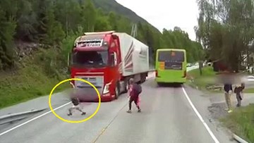 Bé trai đột ngột băng qua đường, suýt chết trước đầu xe tải