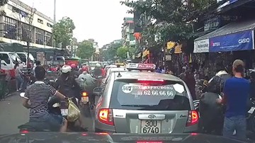 Ngang nhiên áp sát xe máy rạch túi, móc đồ giữa Hà Nội
