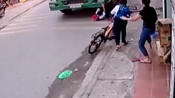 Ngã trước đầu container, bé trai thoát chết hy hữu