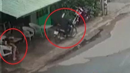 Ngồi dùng điện thoại trước cửa nhà, bị cướp đi xe máy giật phăng