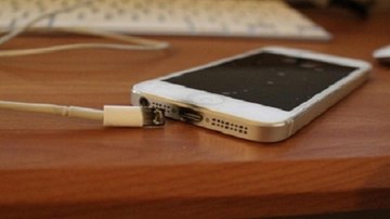 Nữ sinh lớp 9 bị điện giật tử vong lúc sạc pin điện thoại