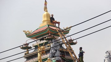 Giải cứu thanh niên nghi 'ngáo đá' leo lên nóc chùa ở Sài Gòn