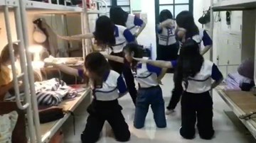 Nhóm nữ sinh 'quẩy' tưng bừng sau khi thi xong môn Thể dục