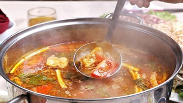 Lật tẩy thủ thuật đưa gia vị vào nồi lẩu Việt