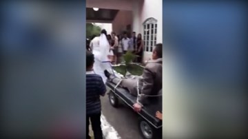 Cô dâu kéo lê chú rể bị xích trong đám cưới