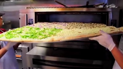 Pizza khổng lồ cho hơn 50 người ăn