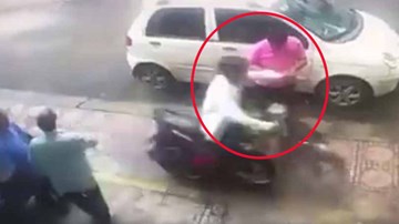 Cướp lao xe lên vỉa hè, giật điện thoại trên tay người dân