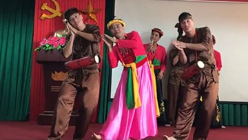Màn giả gái múa cực dẻo của các thầy giáo hút trăm nghìn lượt xem