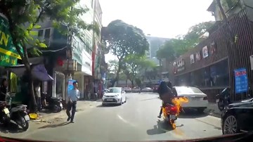 Xe tay ga đang đi đột ngột bốc cháy trên phố Hà Nội