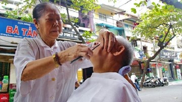 Cụ bà 80 tuổi 60 năm làm đẹp cho đời ở Hà Nội