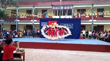 Nam sinh Nghệ An mặc áo dài múa nón lá cực vi diệu