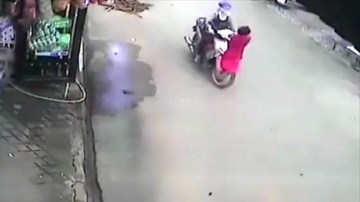 Lao từ nhà ra đường, em nhỏ bị xe máy quật ngã