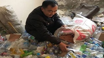 Thầy giáo 10 năm nhặt ve chai để trả tiền học phí cho học sinh