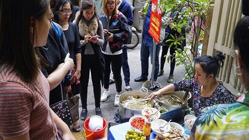 Xếp hàng 30 phút chỉ để ăn một bát bún ngan tại Hà Nội